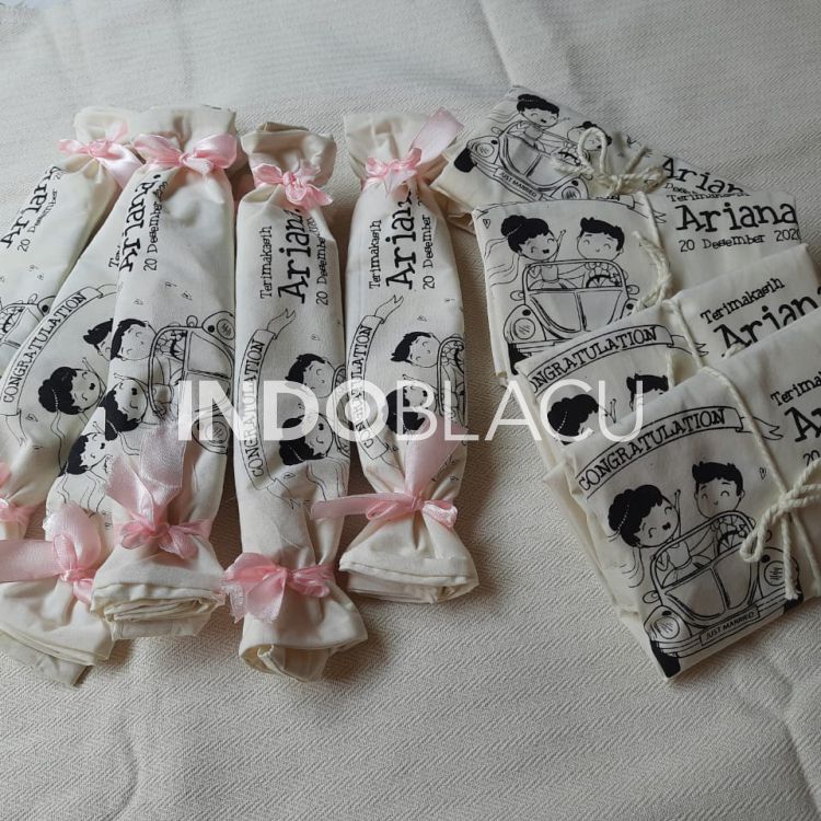Tas serut dengan desain floral untuk tema pernikahan taman