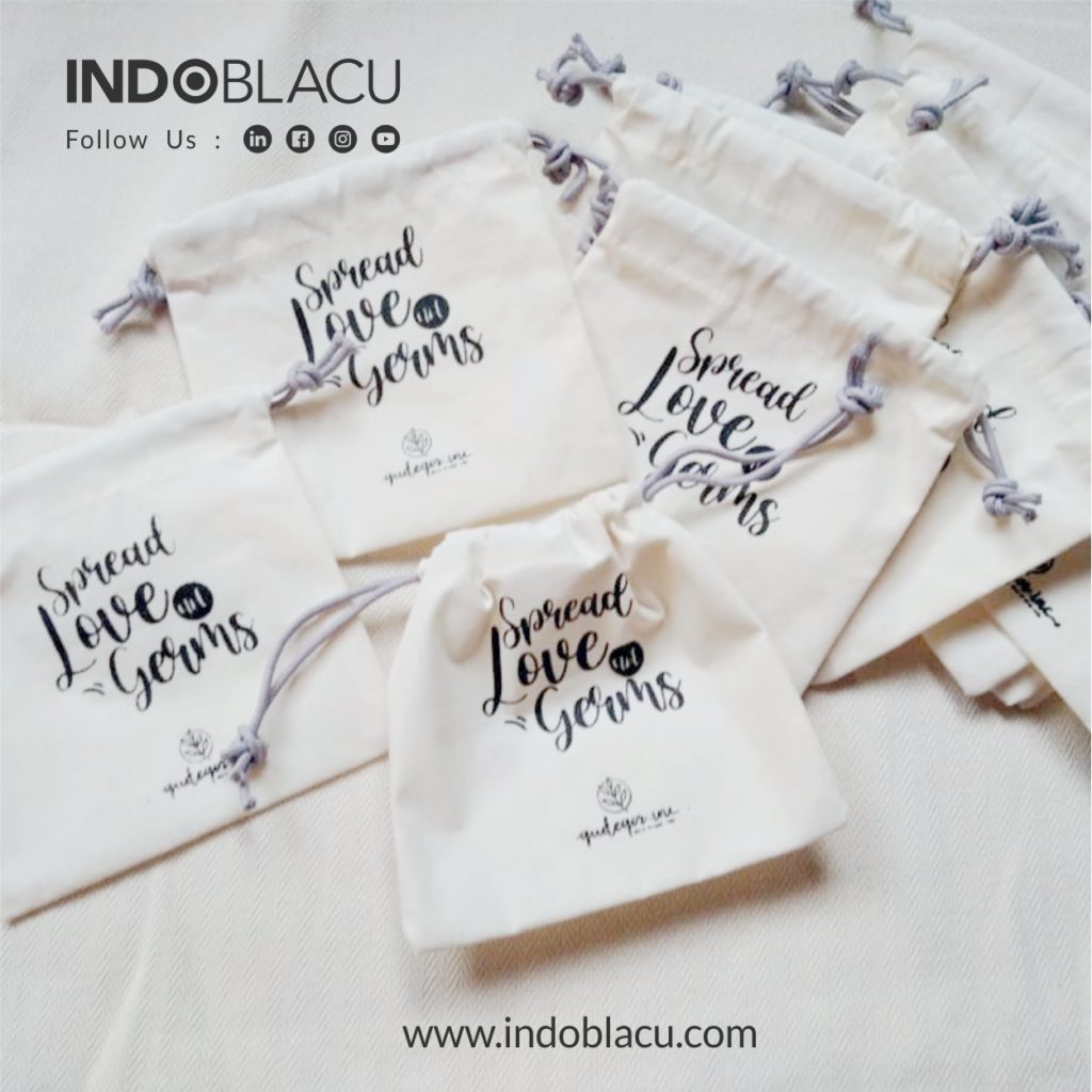 Pouch kecil pernikahan dengan isi permen